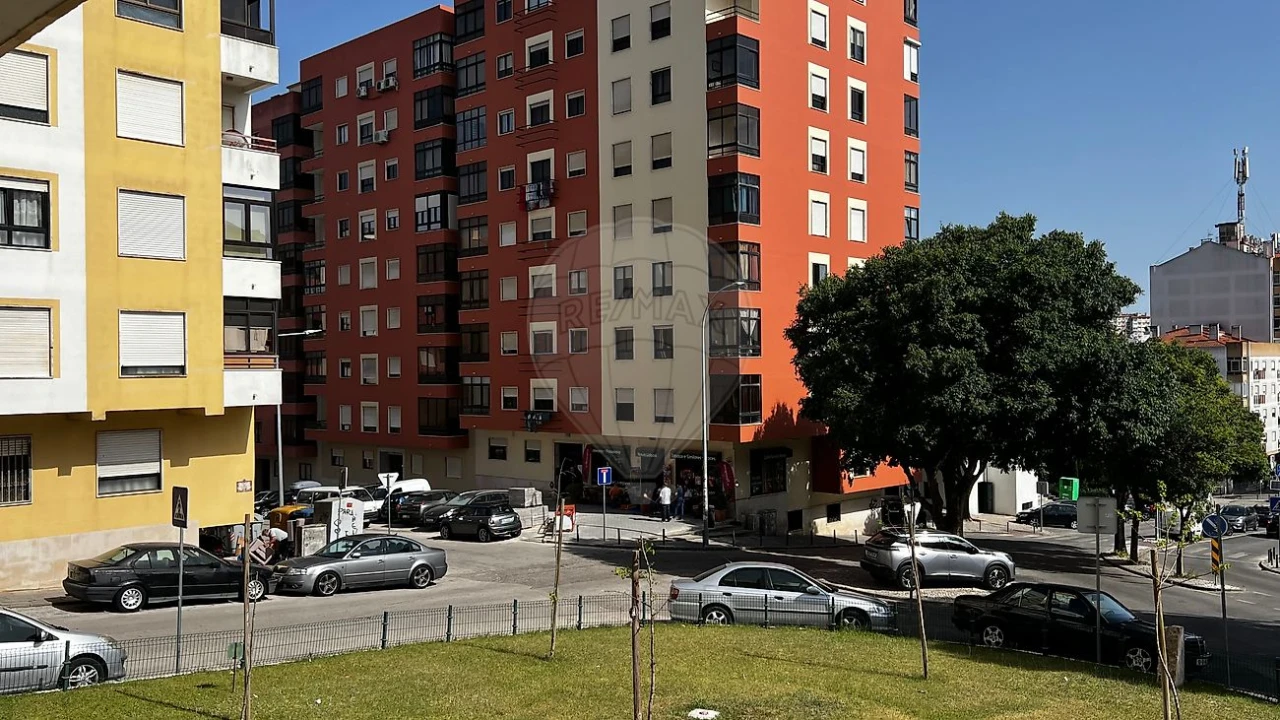 Apartamento T2 para Venda em Agualva e Mira-Sintra Foto 4