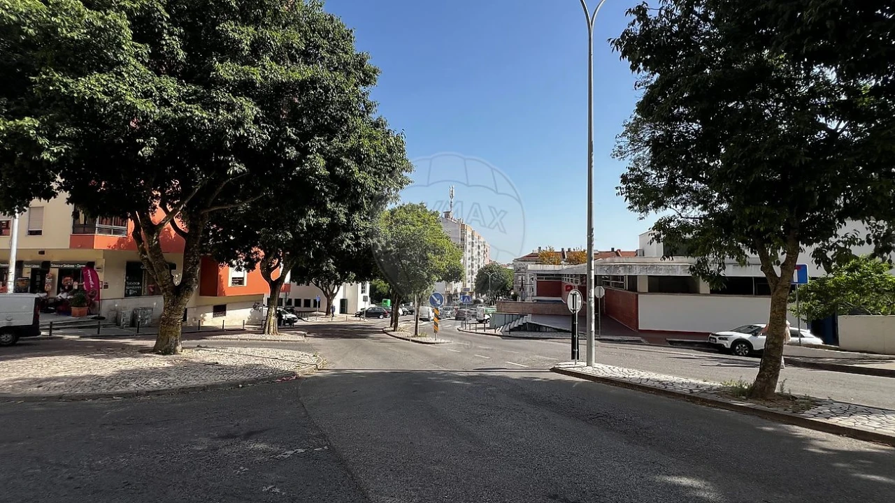 Apartamento T2 para Venda em Agualva e Mira-Sintra Foto 5