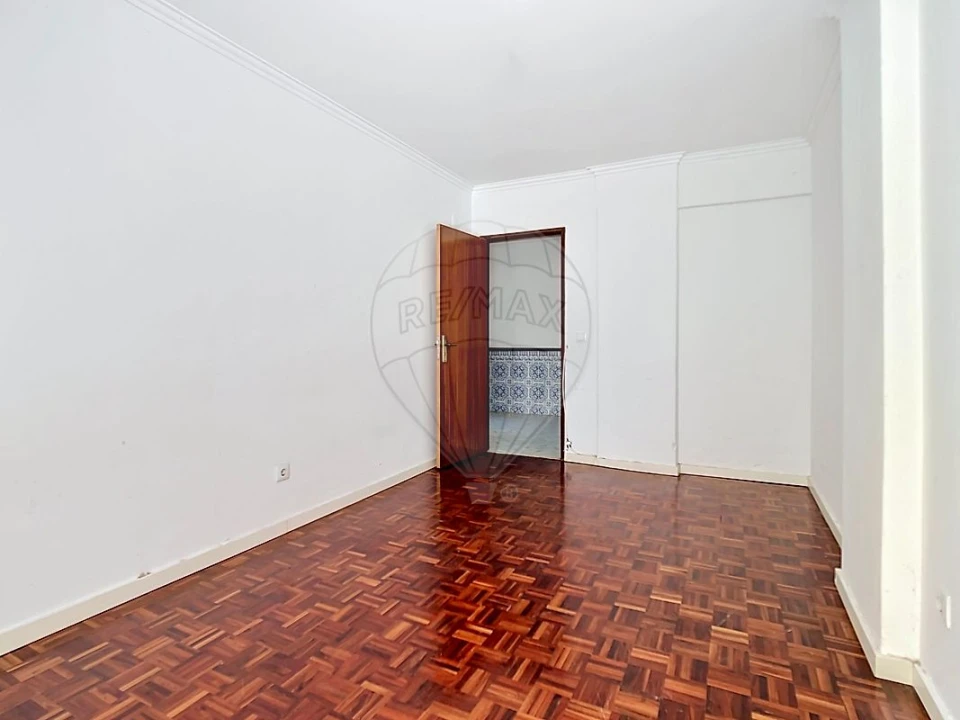 Apartamento T2 para Venda em Agualva e Mira-Sintra Foto 16
