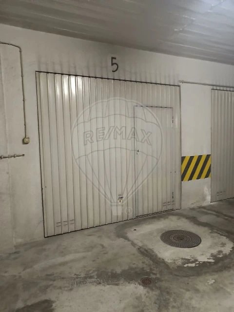 Garagem para Venda em Massamá e Monte Abraão