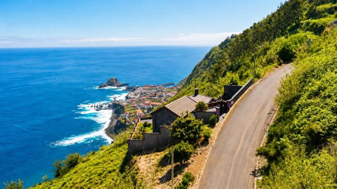 Moradia T2 para Venda em Porto Moniz Foto 1
