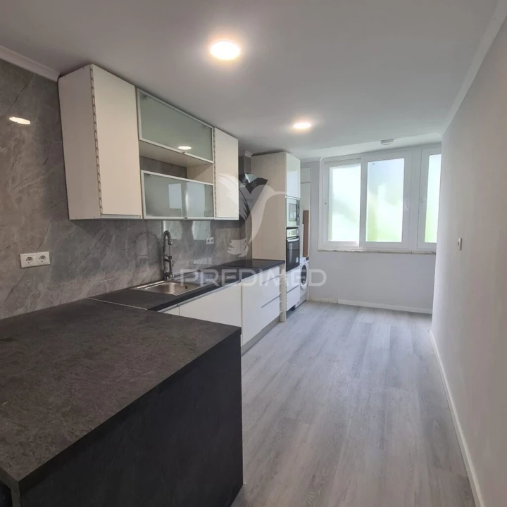 Apartamento T2 para Venda em Benfica Foto 2