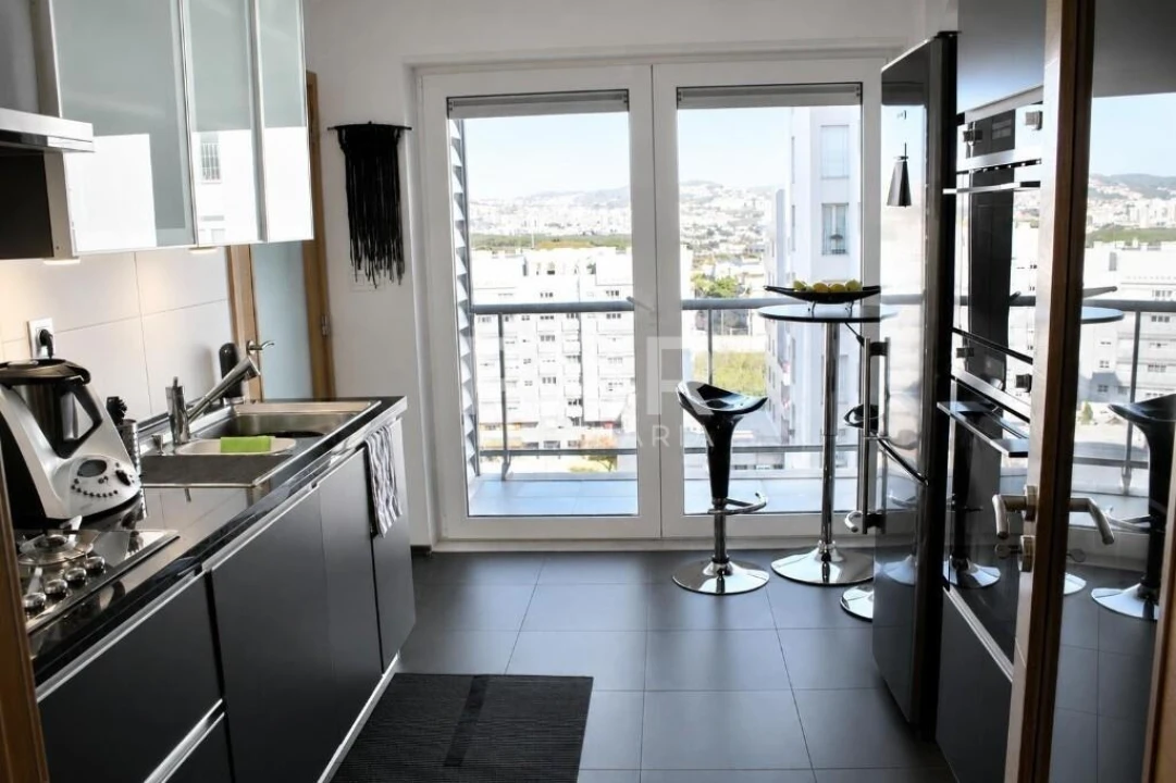 Apartamento T1 para Arrendamento em Lumiar Foto 4