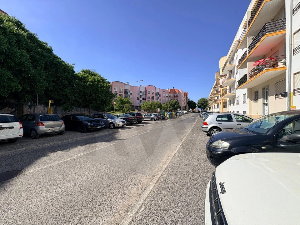 Garagem para Venda em Charneca de Caparica e Sobreda Foto 8