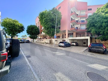 Garagem para Venda em Charneca de Caparica e Sobreda