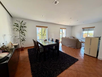 Apartamento T3 para Venda em Parceiros e Azoia