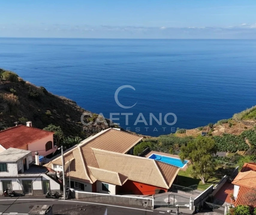 Moradia T4 para Venda em Ribeira Brava Foto 1