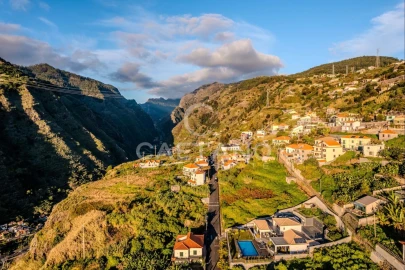 Moradia T4 para Venda em Ribeira Brava