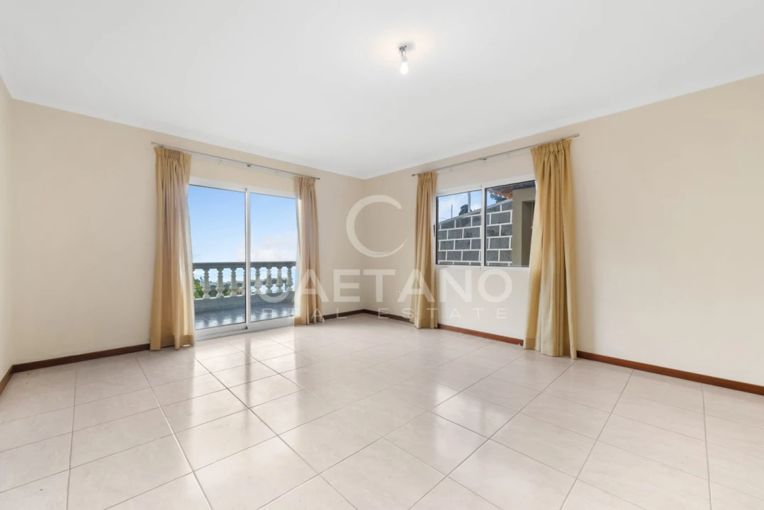 Moradia T4 para Venda em Estreito da Calheta Foto 10