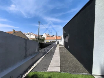 Moradia T3 para Venda em Charneca de Caparica e Sobreda