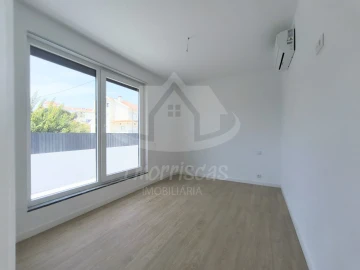 Moradia T3 para Venda em Charneca de Caparica e Sobreda