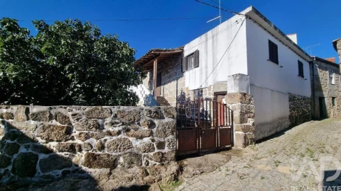 Moradia T2 para Venda em Terras de Massueime