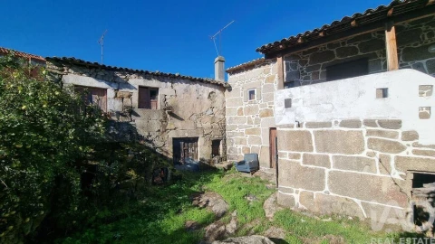 Moradia T2 para Venda em Terras de Massueime