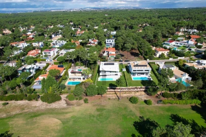 Moradia T4 para Arrendamento em Charneca de Caparica e Sobreda