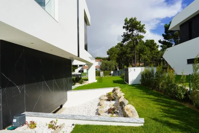 Moradia T4 para Arrendamento em Charneca de Caparica e Sobreda