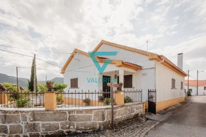 Moradia T2 para Venda em Alvados e Alcaria