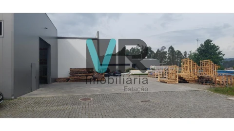 Armazém para Arrendamento em Carreira e Fonte Coberta