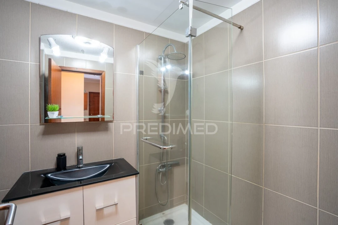 Apartamento T2 para Venda em Caniço Foto 6