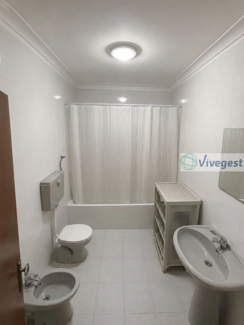Apartamento T2 para Arrendamento em Nogueira e Silva Escura
