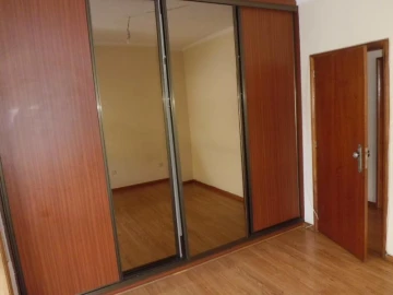 Apartamento T2 para Arrendamento em Nogueira e Silva Escura