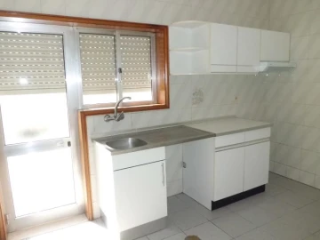 Apartamento T2 para Arrendamento em Nogueira e Silva Escura