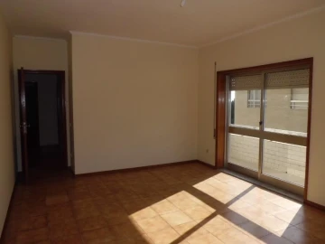 Apartamento T2 para Arrendamento em Nogueira e Silva Escura