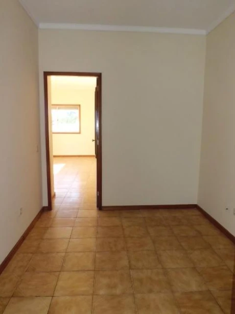 Apartamento T2 para Arrendamento em Nogueira e Silva Escura