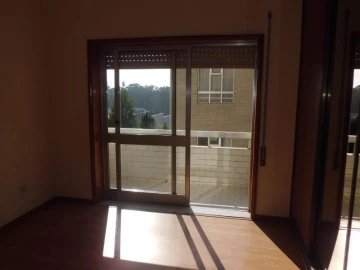 Apartamento T2 para Arrendamento em Nogueira e Silva Escura