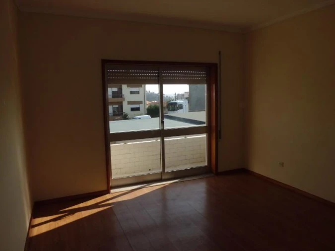Apartamento T2 para Arrendamento em Nogueira e Silva Escura Foto 13