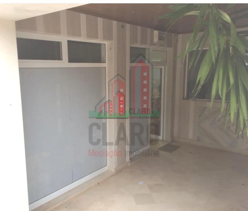 Loja para Arrendamento em Santo Antonio dos Olivais Foto 12
