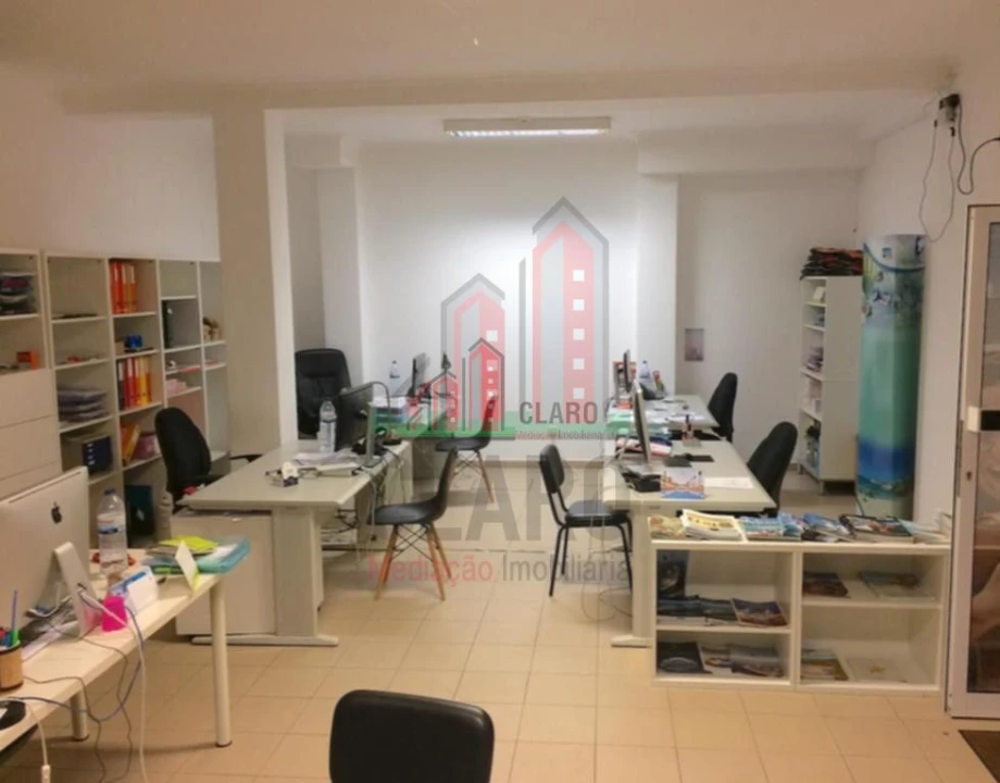 Loja para Arrendamento em Santo Antonio dos Olivais Foto 16