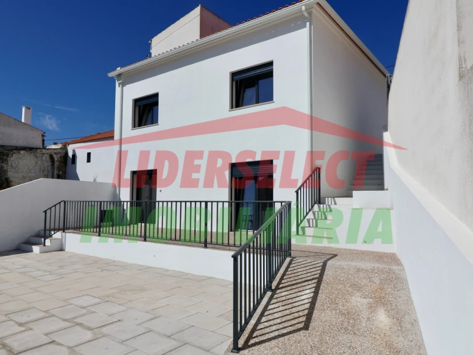 Moradia T3 para Venda em Santa Maria, São Pedro e Matacães Foto 1