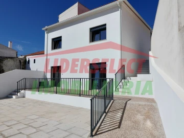 Moradia T3 para Venda em Santa Maria, São Pedro e Matacães