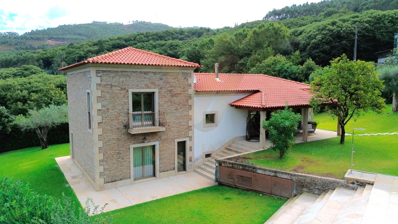 Moradia T4 para Venda em Fornelos e Queijada Foto 3