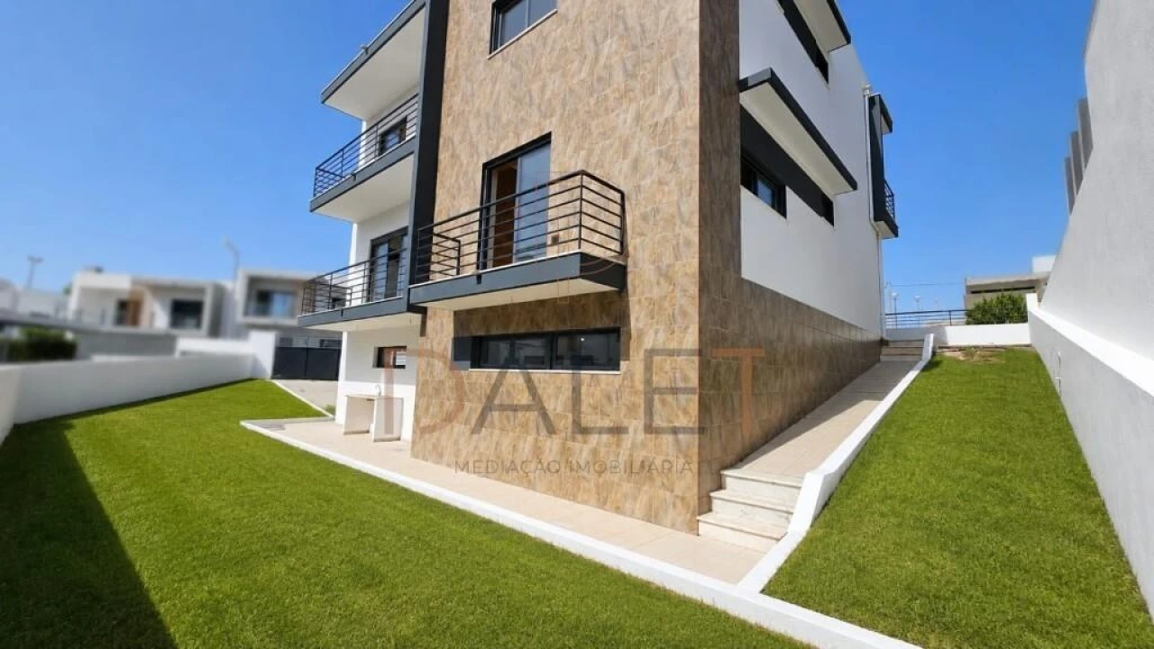 Moradia T5 para Venda em Almada, Cova da Piedade, Pragal e Cacilhas Foto 4