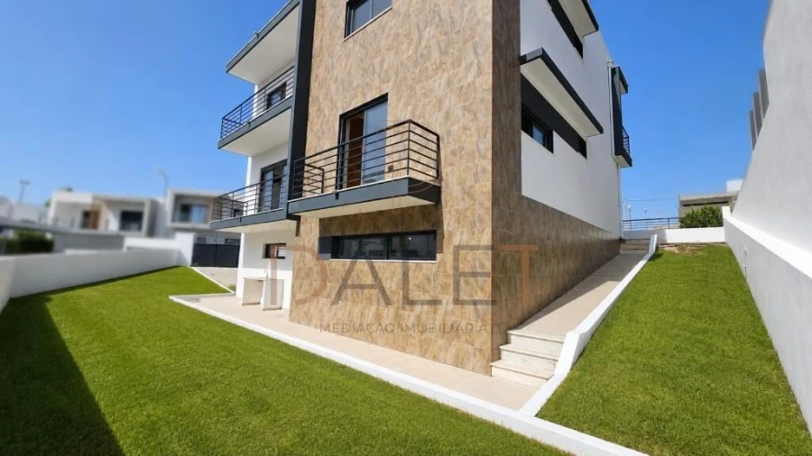 Moradia T5 para Venda em Almada, Cova da Piedade, Pragal e Cacilhas Foto 4