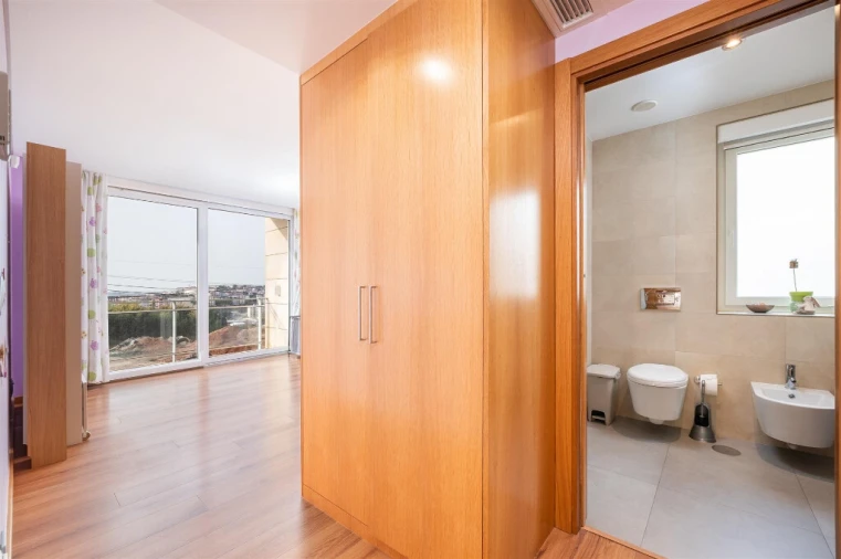 Apartamento T4 para Venda em Santo Antonio dos Olivais Foto 12