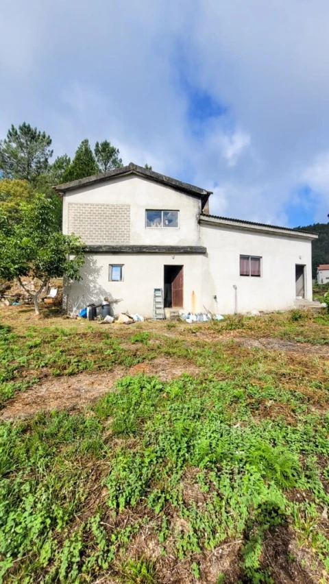 Moradia T4 para Venda em Mosteiro