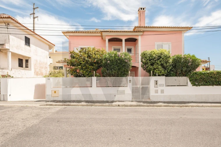 Moradia T4 para Venda em Porto Salvo Foto 2
