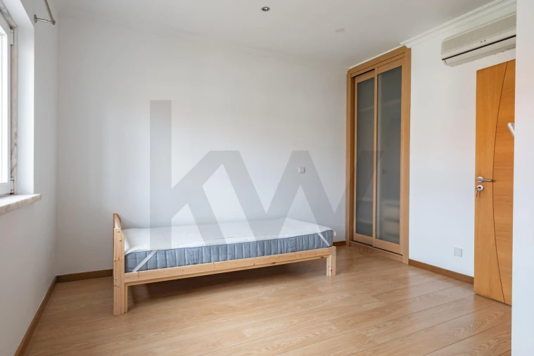 Moradia T4 para Venda em Porto Salvo Foto 24