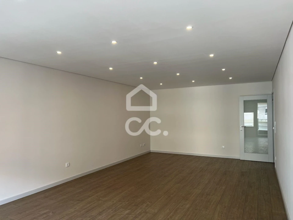 Apartamento T3 para Venda em Cedofeita, Santo Ildefonso, Sé, Miragaia, São Nicolau e Vitória Foto 2