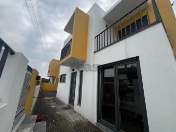 Moradia T3 para Venda em Campelos e Outeiro da Cabeça