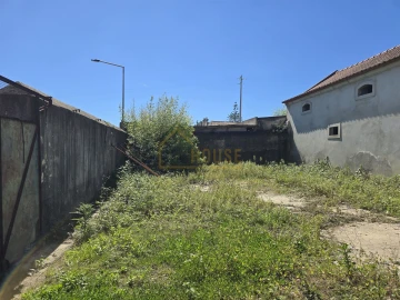 Moradia T0 para Venda em Miragaia e Marteleira