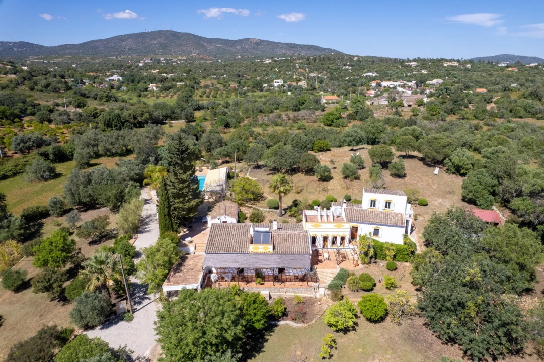 Moradia T5 para Venda em Quelfes Foto 6