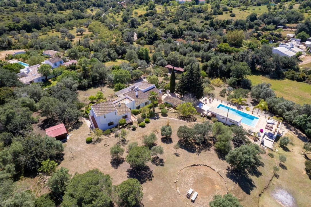 Moradia T5 para Venda em Quelfes Foto 8