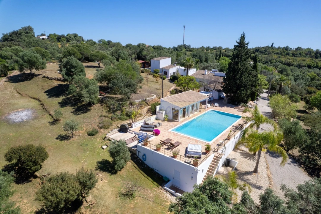 Moradia T5 para Venda em Quelfes Foto 9