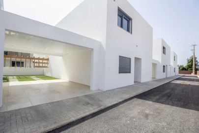Moradia T3 para Venda em Ferreiras