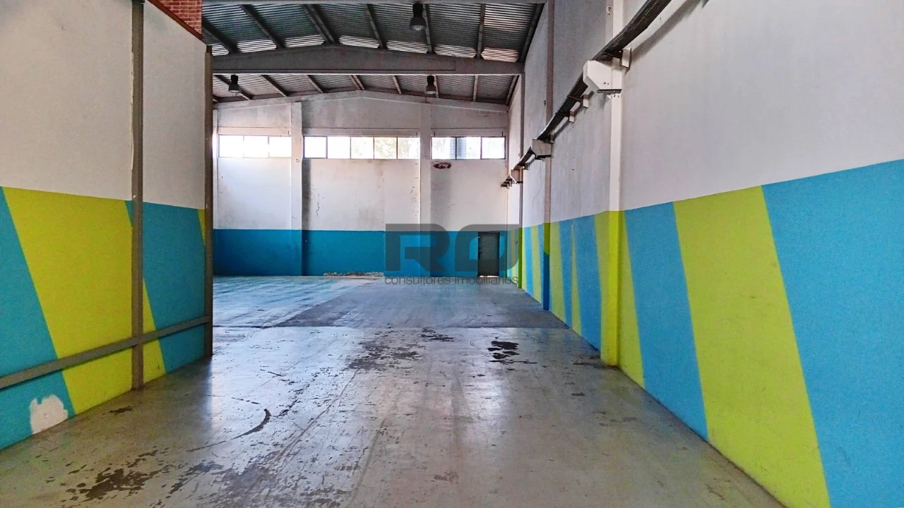 Armazém para Arrendamento em Castêlo da Maia Foto 1