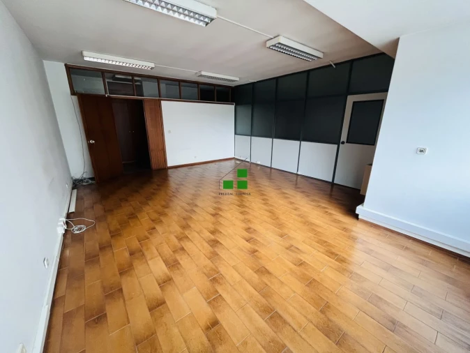 Loja para Arrendamento em Paranhos Foto 2