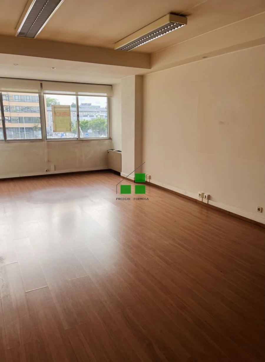 Loja para Arrendamento em Paranhos Foto 3